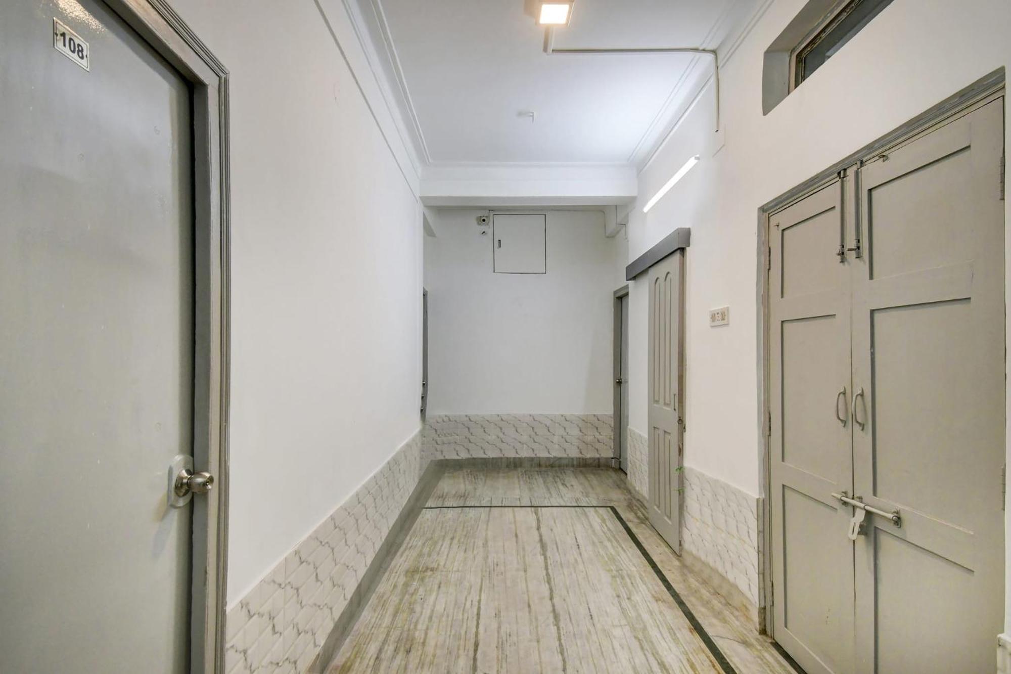 Super Oyo Hotel O Fantasy Stay Vibe Колката Екстериор снимка